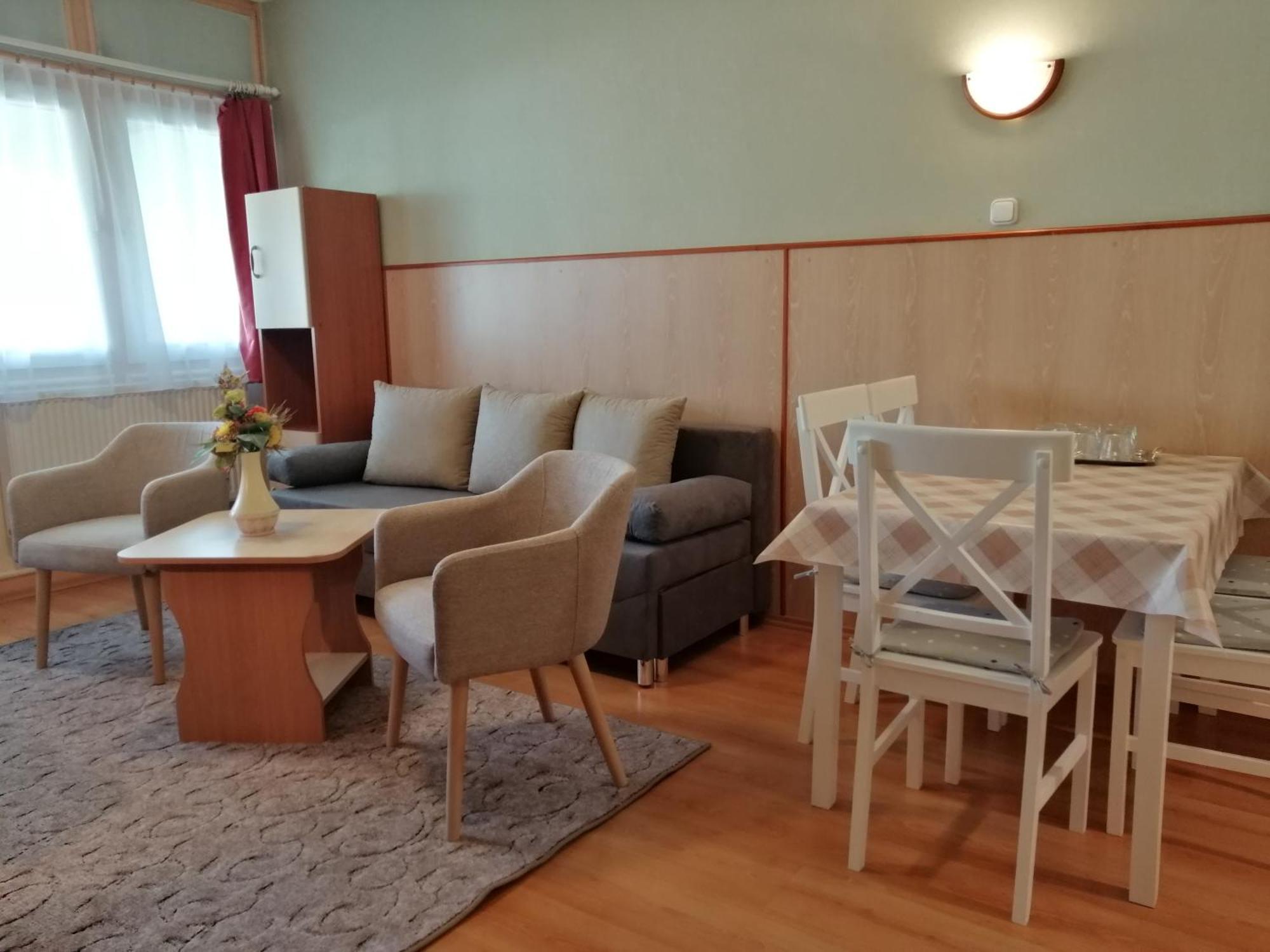 Hoforras Hotel Дьюла Экстерьер фото