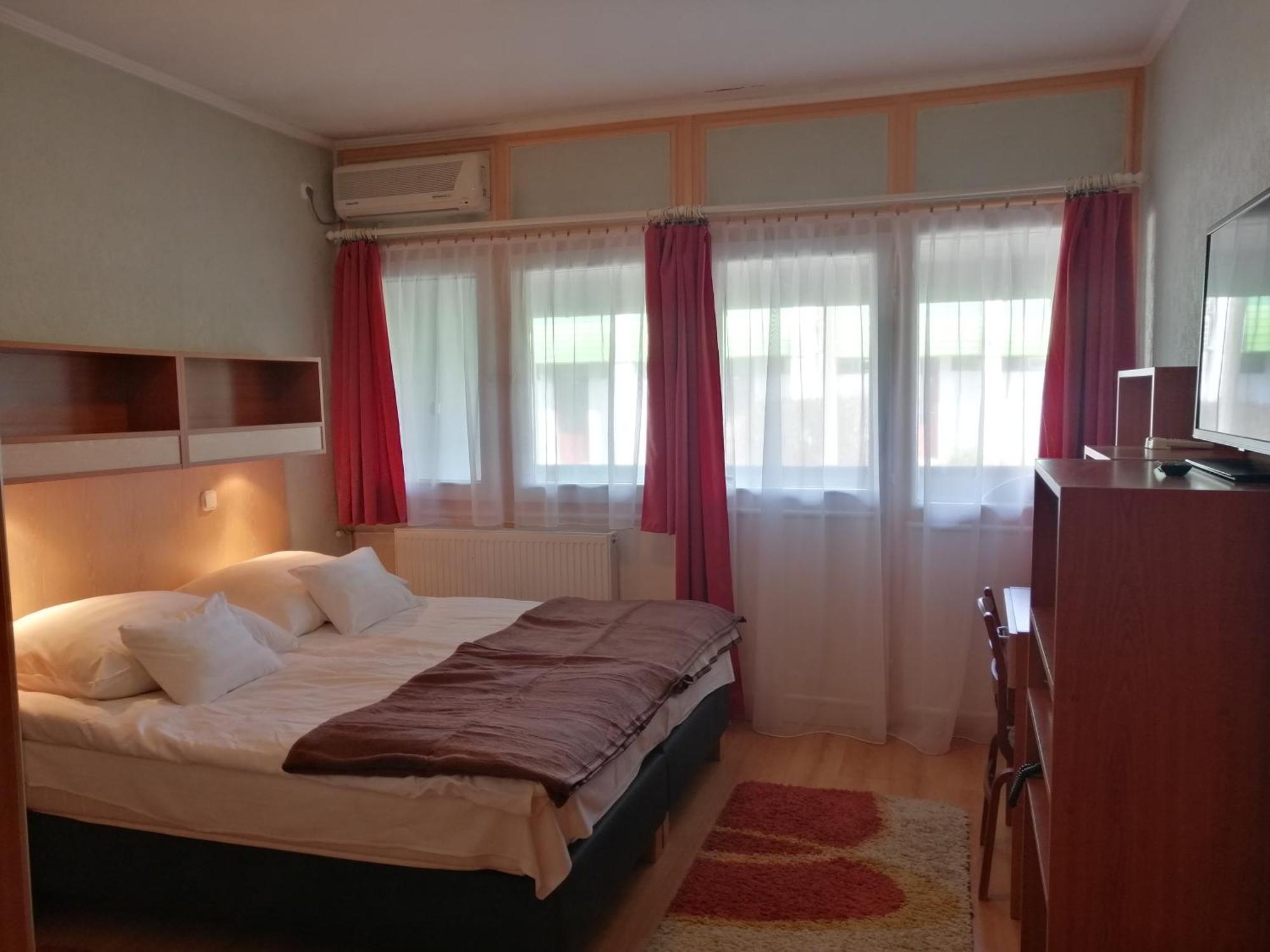 Hoforras Hotel Дьюла Экстерьер фото