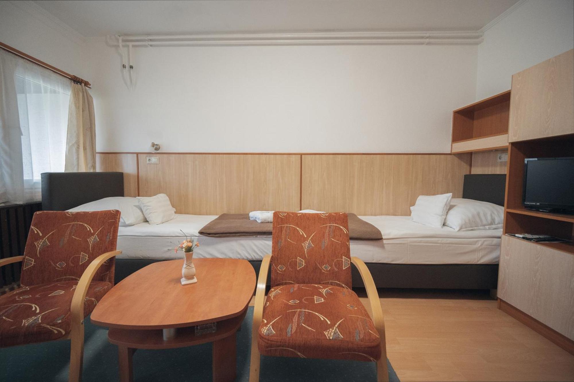 Hoforras Hotel Дьюла Экстерьер фото