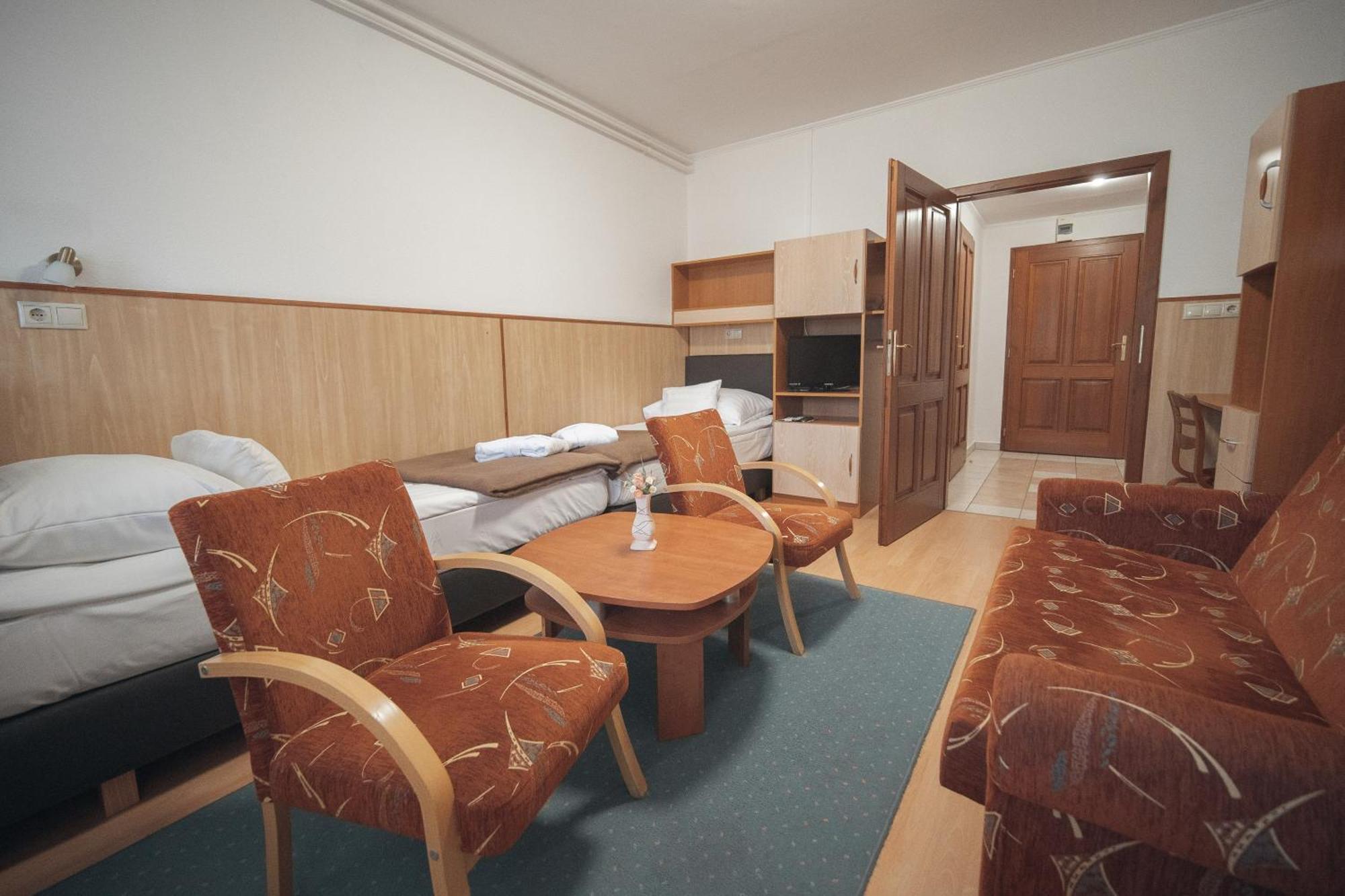 Hoforras Hotel Дьюла Экстерьер фото
