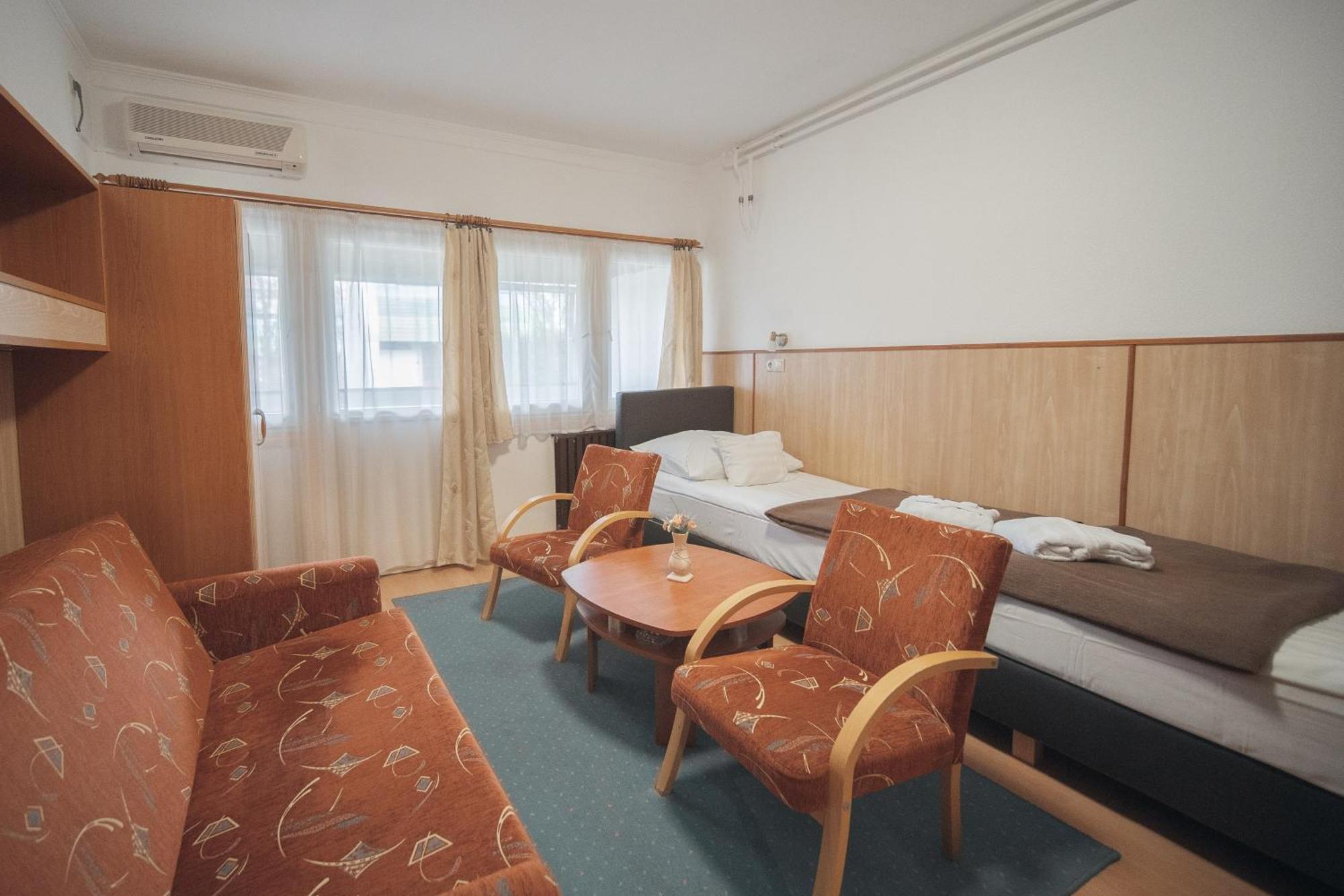 Hoforras Hotel Дьюла Экстерьер фото