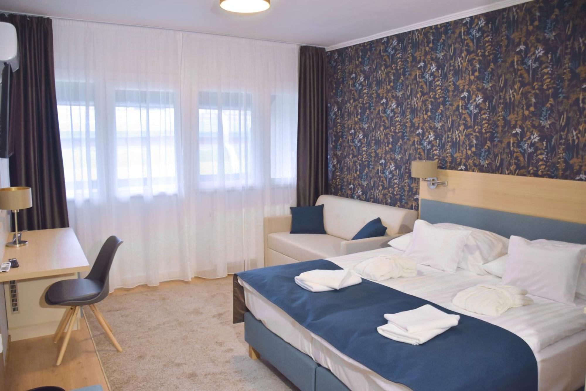 Hoforras Hotel Дьюла Экстерьер фото