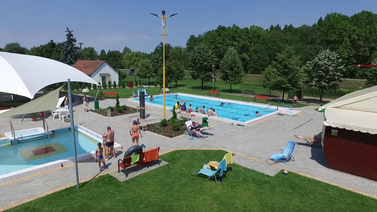 Hoforras Hotel Дьюла Экстерьер фото