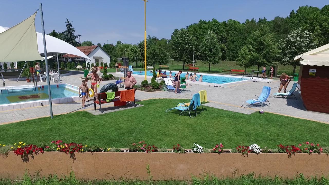 Hoforras Hotel Дьюла Экстерьер фото
